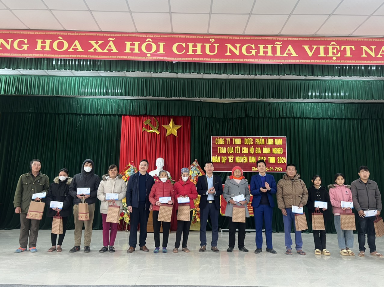 Lina Group trao tặng 100 suất quà Tết cho các hộ gia đình nghèo, có hoàn cảnh khó khăn tại huyện Như Xuân, Thanh Hóa